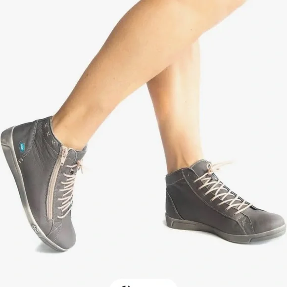 Cloud Aika Leather High-top Sneaker - Picture 1 of 9